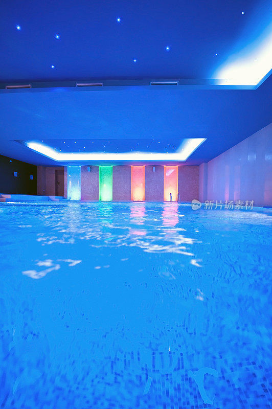 蓝色室内游泳池