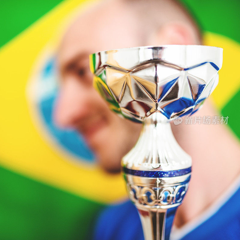 捧着奖杯的巴西足球运动员