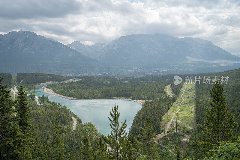 高角度的喷雾湖在Canmore