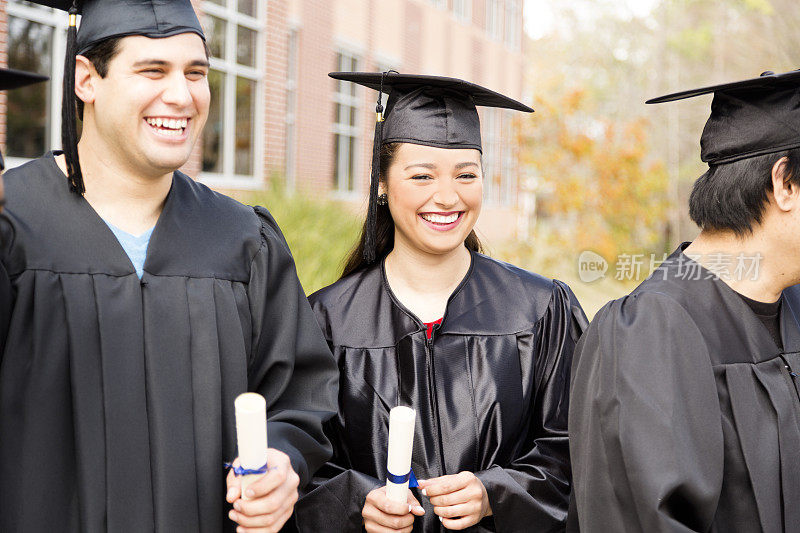 教育:大学校园里的拉丁裔学生。毕业典礼。