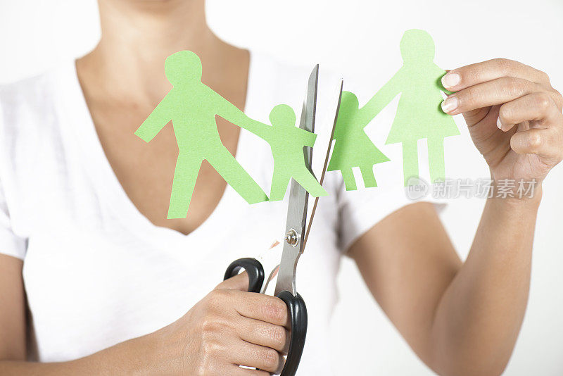 妇女剪剪纸家庭与剪刀