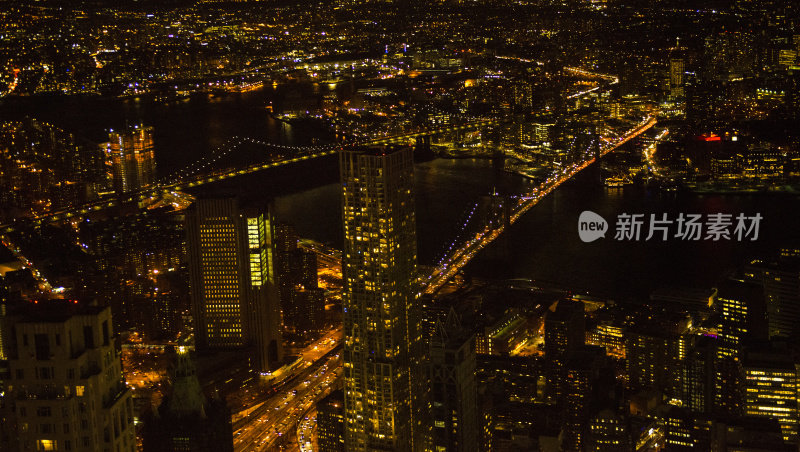 曼哈顿和布鲁克林大桥在晚上通过世贸中心一号观测点