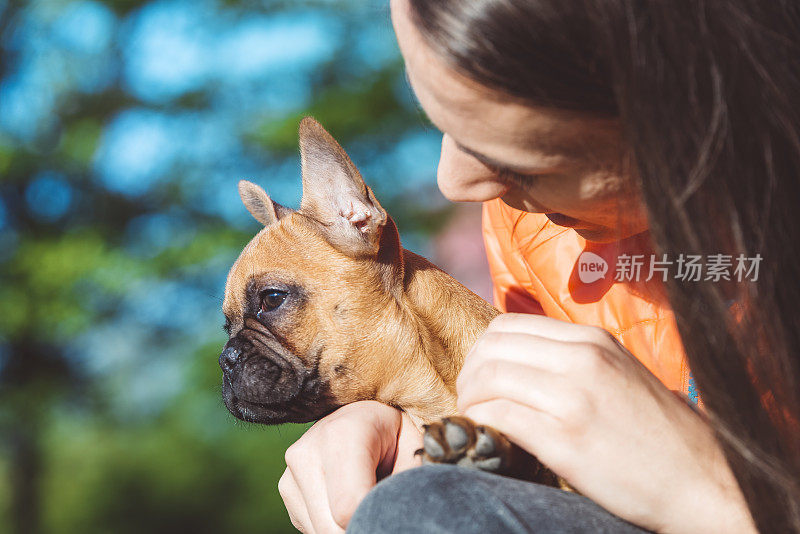 抱着法国斗牛犬的年轻女子