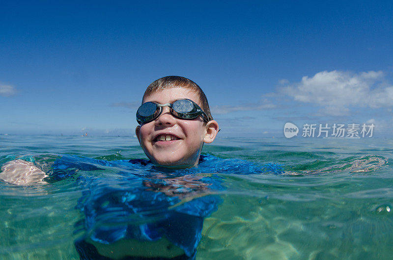 孩子在美丽的海洋里