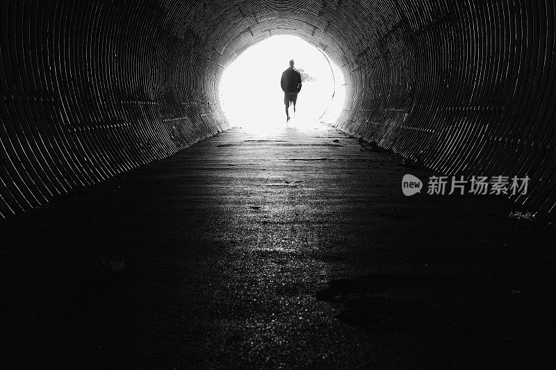 隧道尽头的光和人的剪影