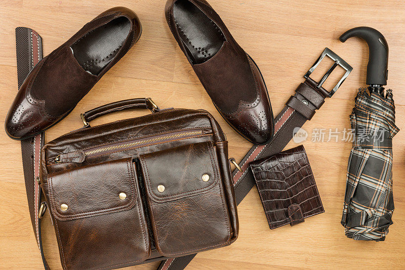 经典棕色麂皮鞋，公文包，皮带和伞上
