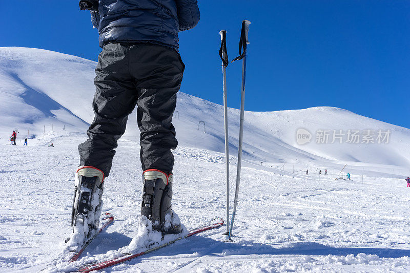 法拉克罗山滑雪者附近的滑雪杖