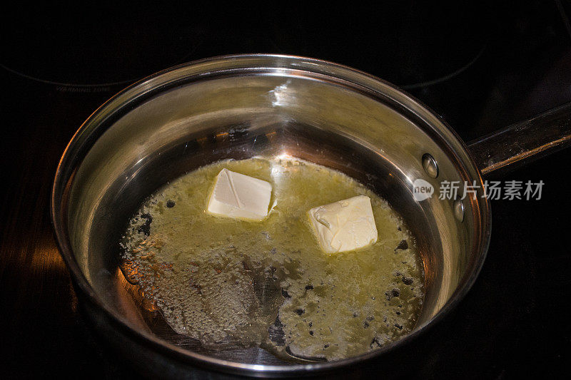黄油在平底锅里融化
