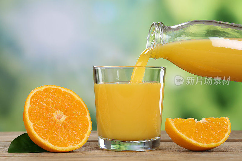 夏天，橙汁倒进玻璃杯里