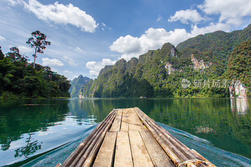 泰国苏拉特他尼省考索国家公园的拉查帕坝美丽的山、湖、河、天空和自然景点