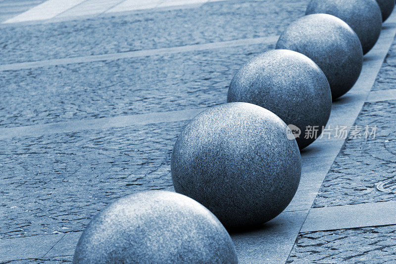 人行道上装饰性的花岗岩球