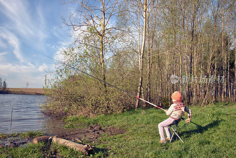 钓鱼-可爱的女孩在湖边钓鱼
