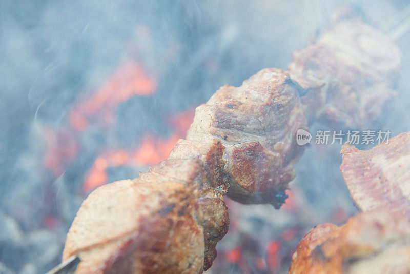 肉在炭火上烤。