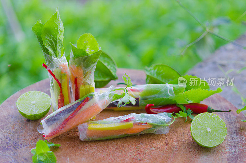 素食春卷配蔬菜