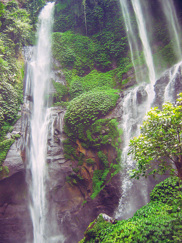 瀑布水花沁人心脾，绿树成荫，风景秀丽