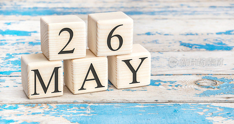5月26日。木制立方体与日期5月26日在旧的蓝色木制背景。