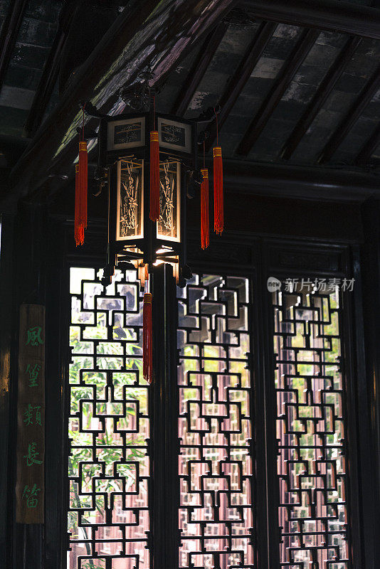 复杂的窗花和中国灯笼，苏州，江苏