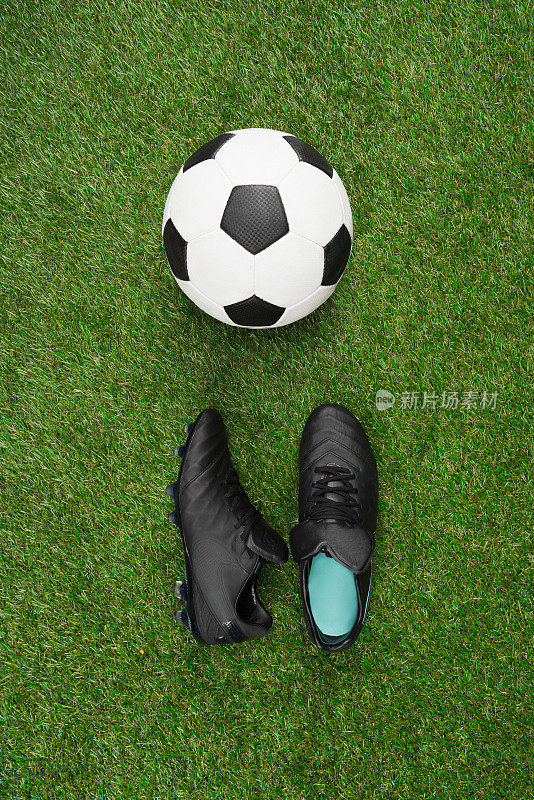 俯视图足球与运动鞋在草地上