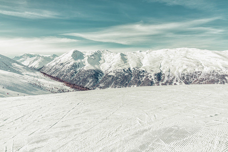 冬季全景的高山滑雪坡道里维尼奥，意大利