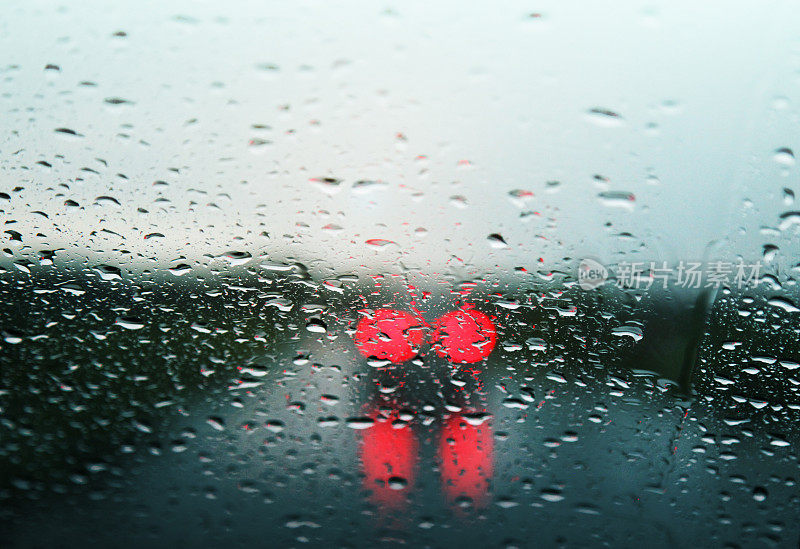 汽车在雨季开车