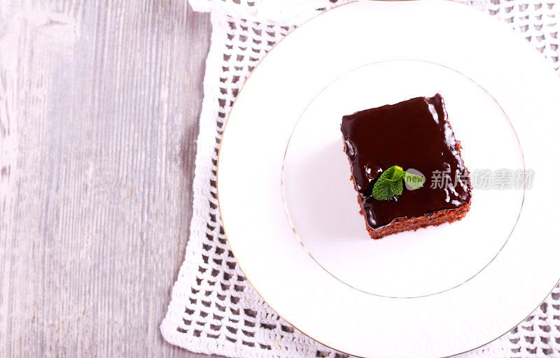 涂有巧克力釉的巧克力蛋糕切片