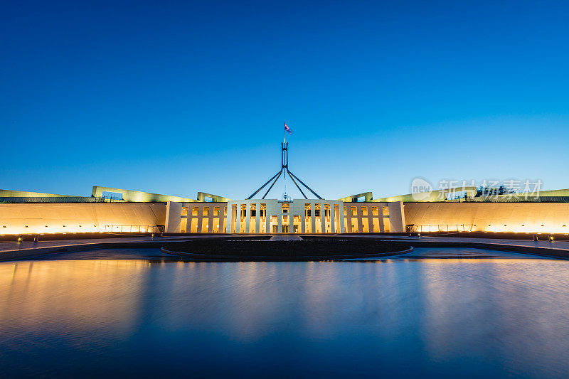 堪培拉晚上的澳大利亚议会大厦