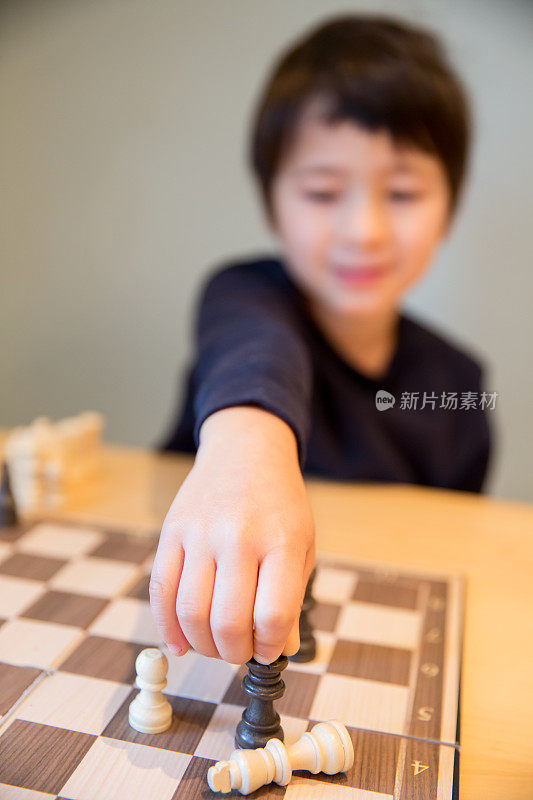 小男孩在下棋