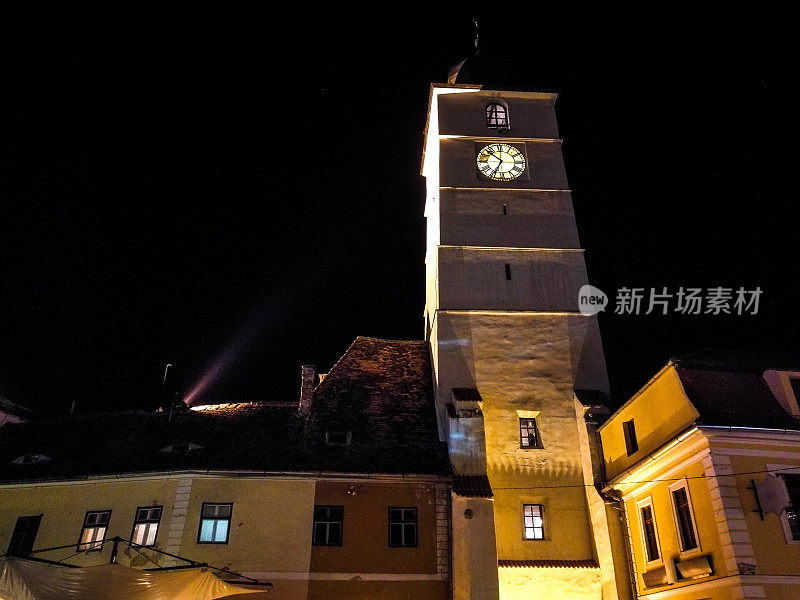 罗马尼亚特兰西瓦尼亚西比乌的圣诞钟楼，夜晚灯火通明
