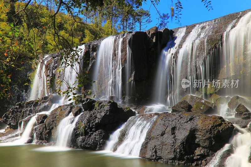 瀑布因长时间曝光而模糊，田园诗般的风景-格兰多，大南州-巴西南部