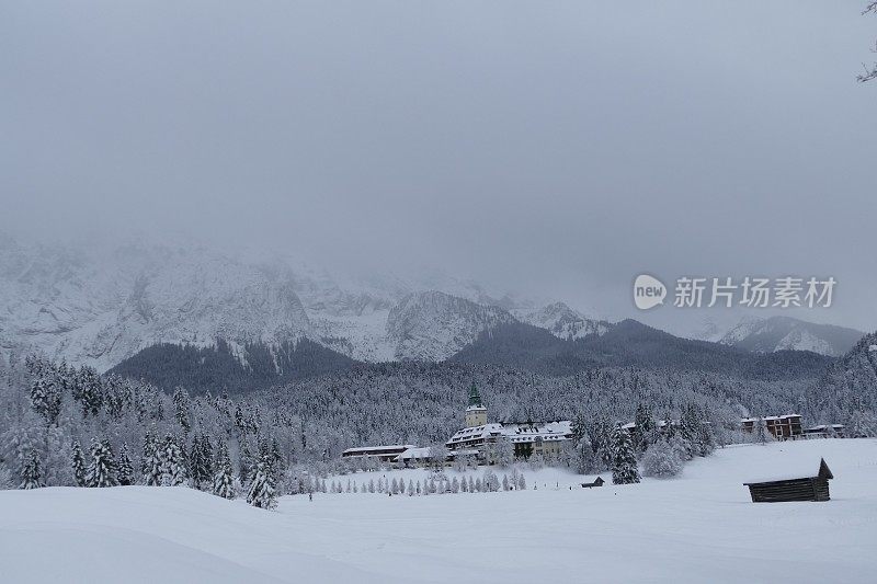 在欧洲阿尔卑斯山脉，冰雪覆盖的冬季景观和森林