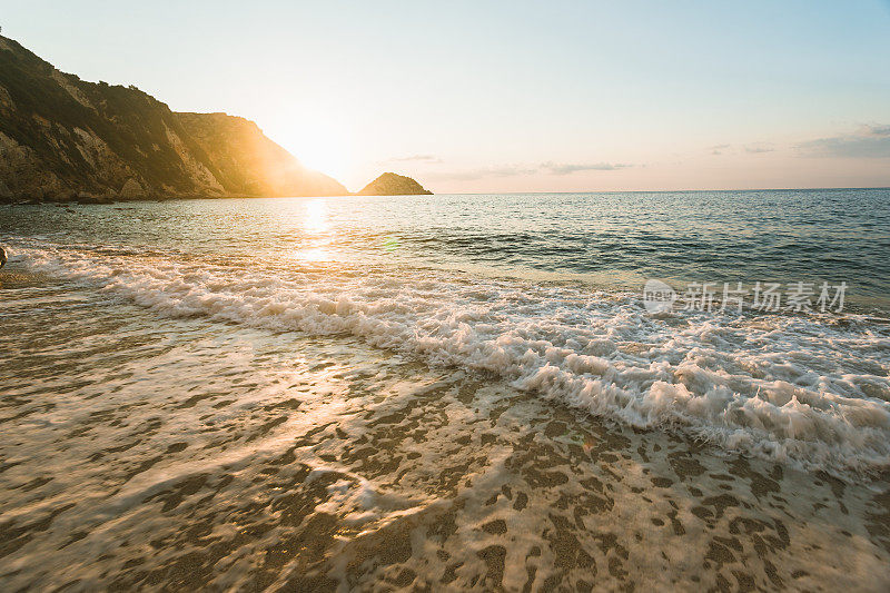 美丽的日落在海上。美丽的海景。迷人的海景。