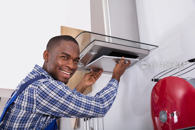 非洲男性修理厨房提取器过滤器