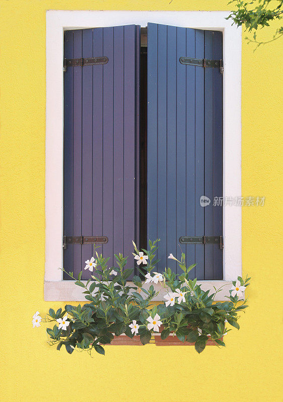 布拉诺岛上的房子的彩色窗户