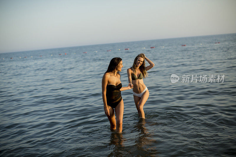 年轻漂亮的姑娘们在海边玩