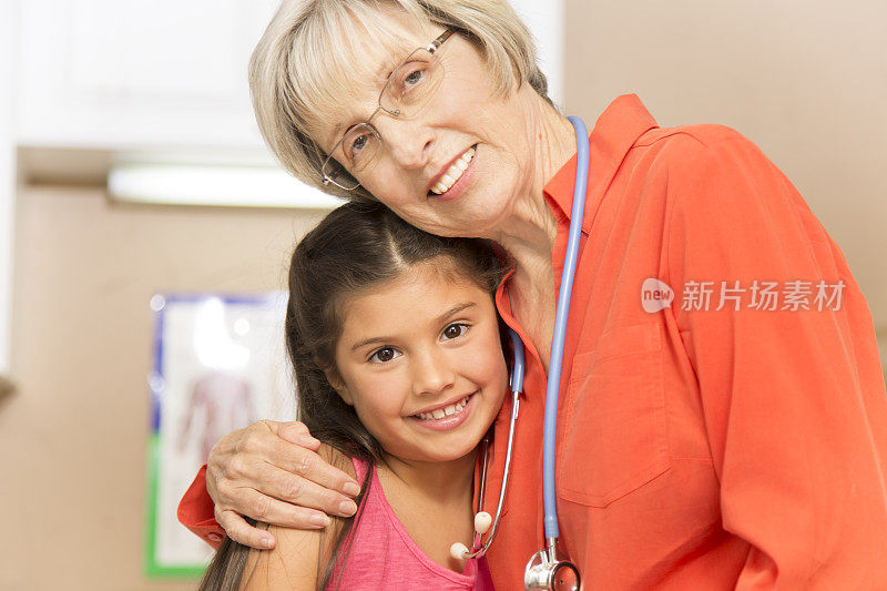 女医生和拉丁后裔的女孩病人在儿科医生的办公室或诊所。
