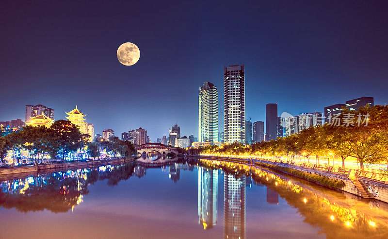 月亮在天上，安顺大桥横跨金河，中国成都。