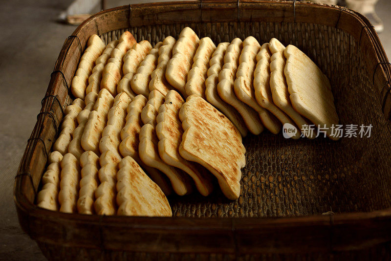 中国农村的烘麦饼
