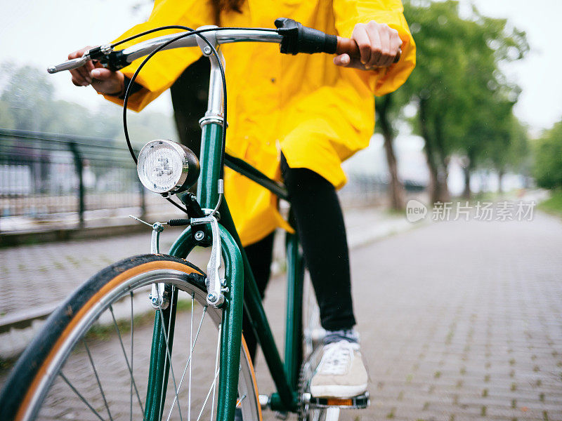 在雨中骑自行车