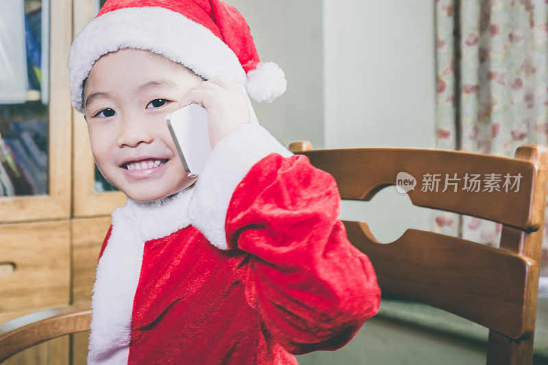 小男孩来庆祝圣诞节