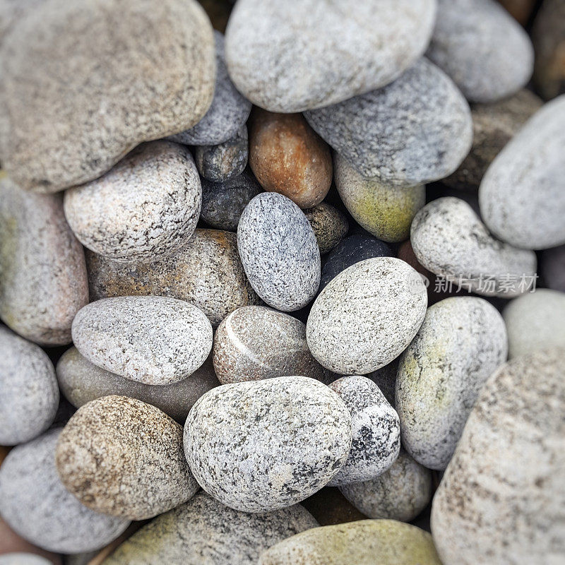 海滩上圆形鹅卵石的特写