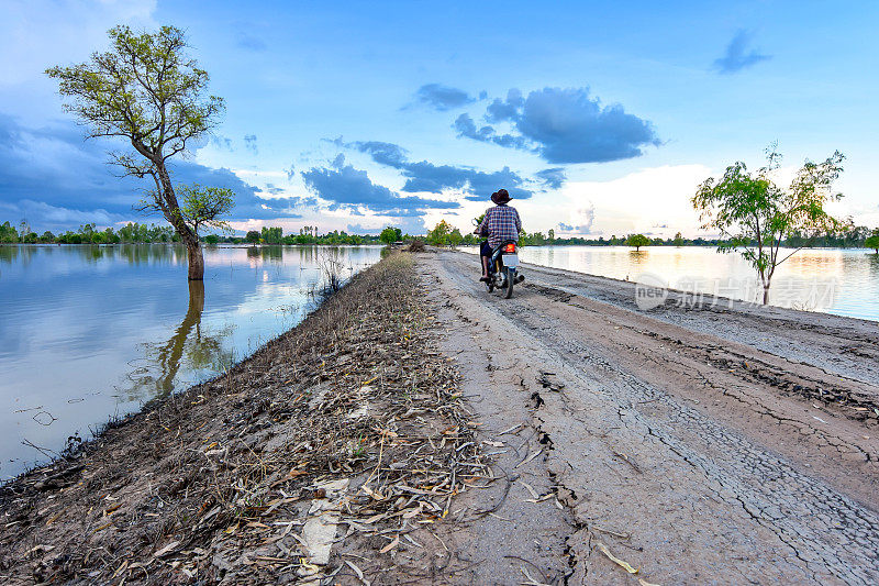 东南亚泰国湿地湖旁的泥土路被淹、侵蚀