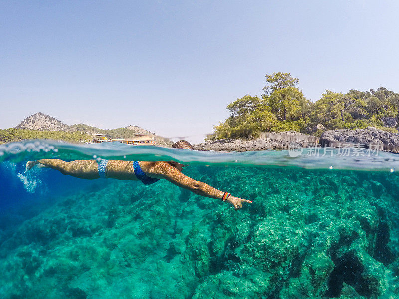 Göbün湾在Göcek。漂浮在海底的女士。