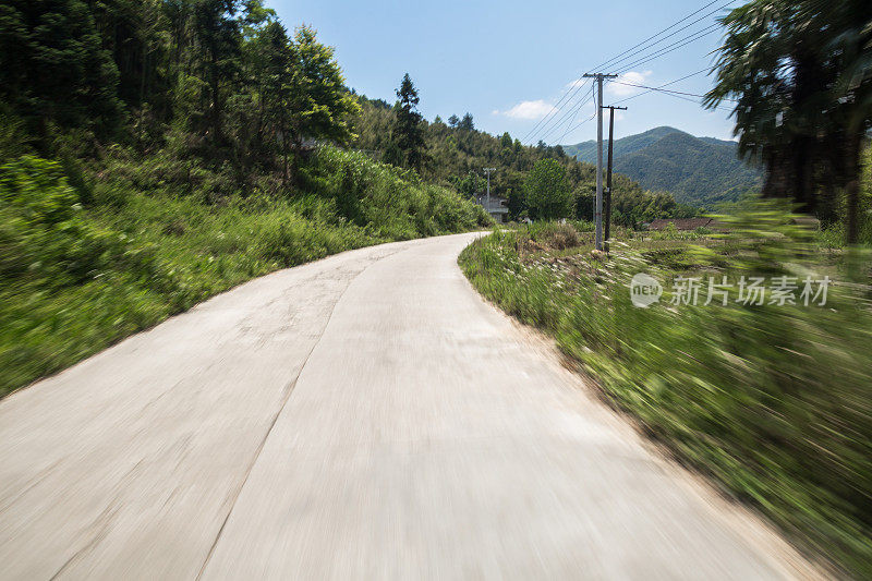 阳光灿烂的日子里的水泥路