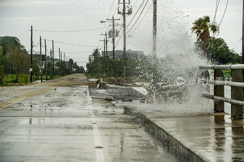 德克萨斯州休斯敦外加尔维斯顿湾附近的一条道路被水冲毁
