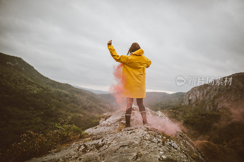 下雨天的快乐女人