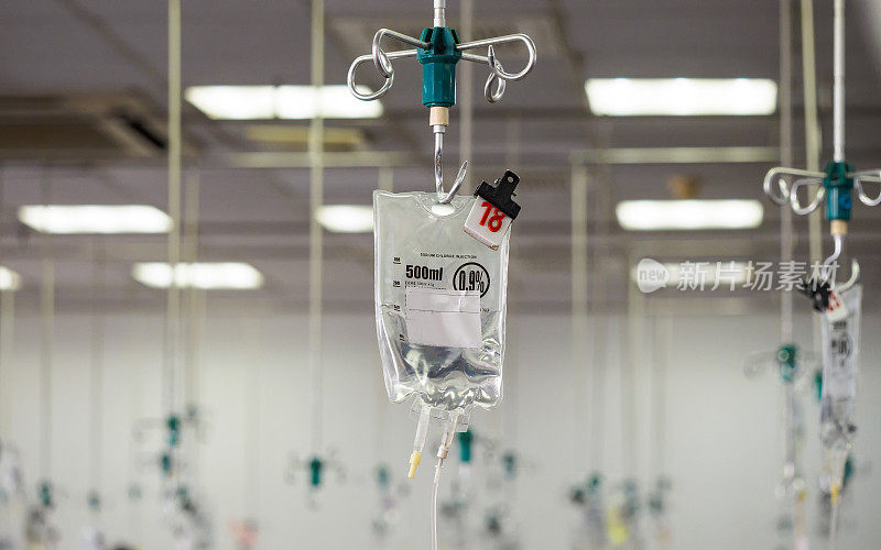 关闭生理盐水袋的吊钩。设备在医院。健康和疾病概念。