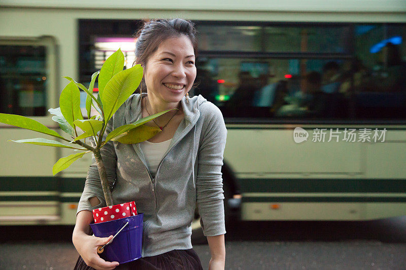 女人带着植物