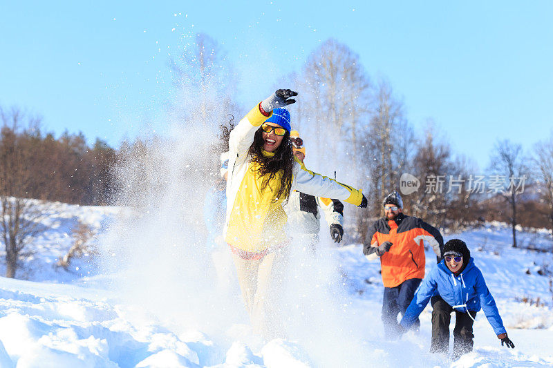 朋友们在雪中嬉戏