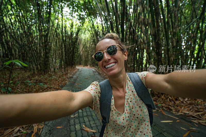 一名年轻女子在印尼巴厘岛的竹林里自拍