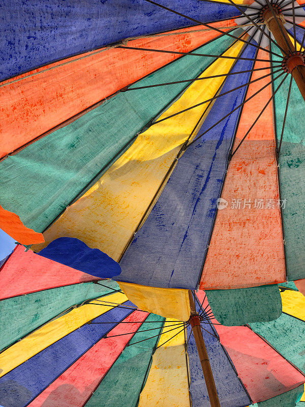 背景色彩斑斓的雨伞。